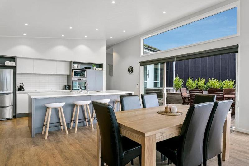 Stylish 3BR Lakeview Home in Acacia Bay - image 5