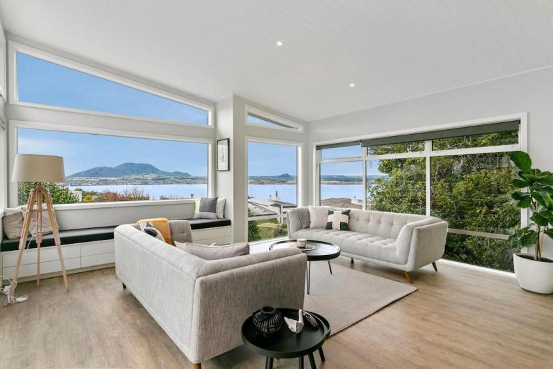Stylish 3BR Lakeview Home in Acacia Bay - image 12