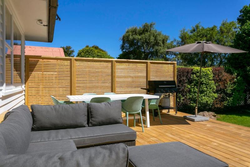Serene Retreat With BBQ Deck Near Lake - image 4