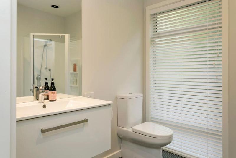 Stylish 3BR Lakeview Home in Acacia Bay - image 2