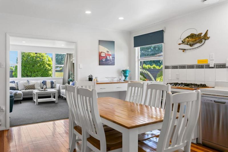 Serene Retreat With BBQ Deck Near Lake - image 9