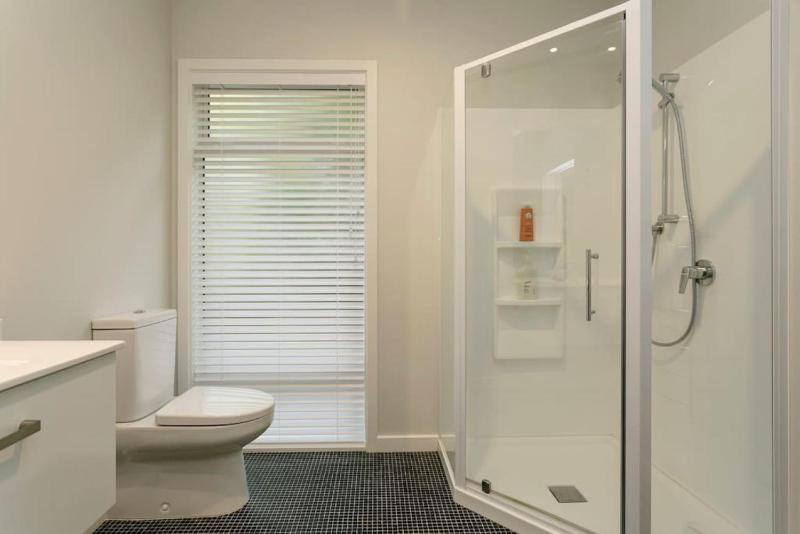 Stylish 3BR Lakeview Home in Acacia Bay - image 13