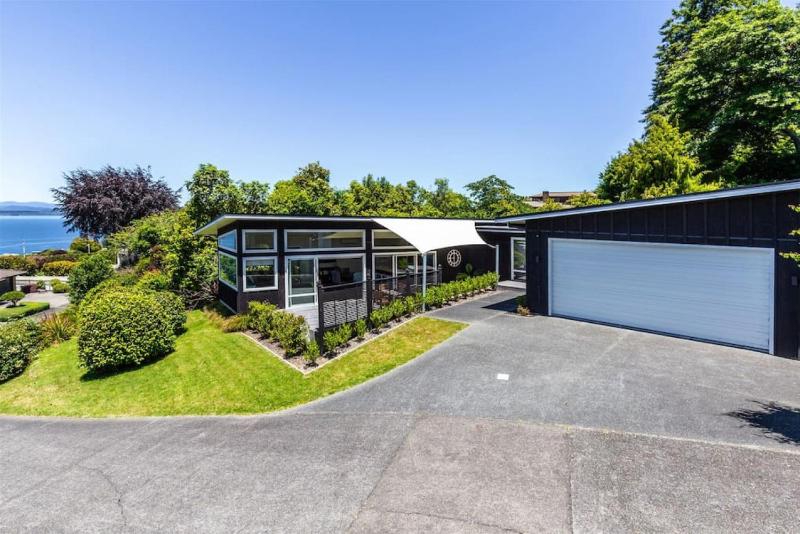 Stylish 3BR Lakeview Home in Acacia Bay - image 19