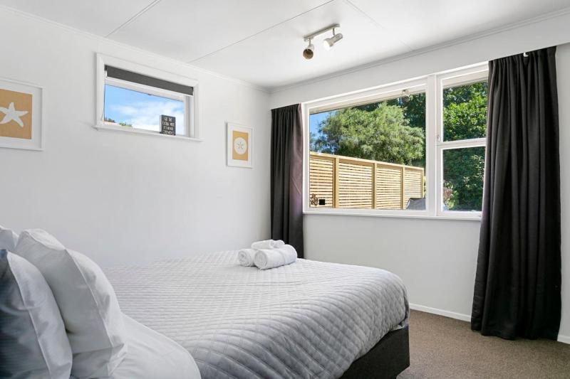 Serene Retreat With BBQ Deck Near Lake - image 15