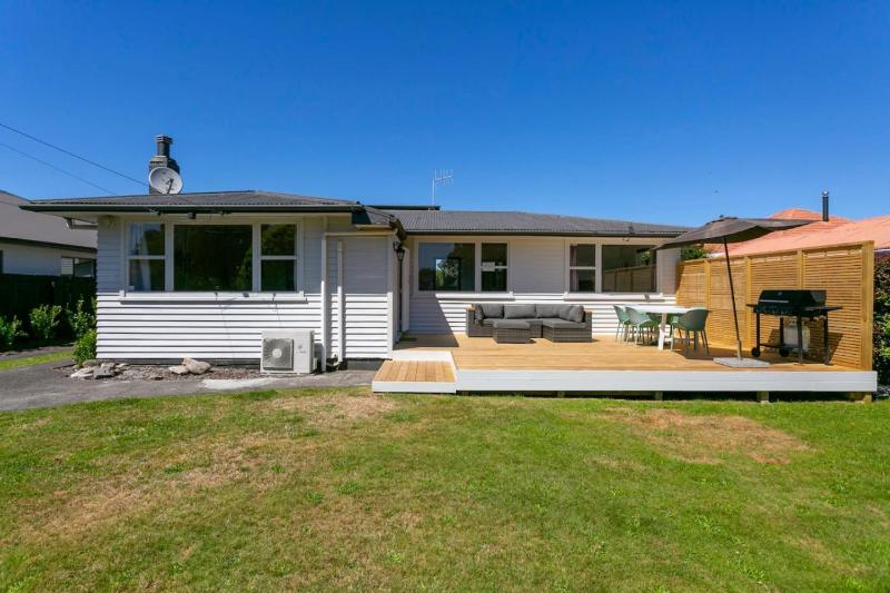Serene Retreat With BBQ Deck Near Lake - image 16