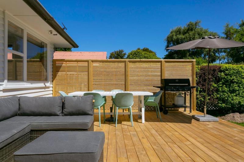 Serene Retreat With BBQ Deck Near Lake - image 19