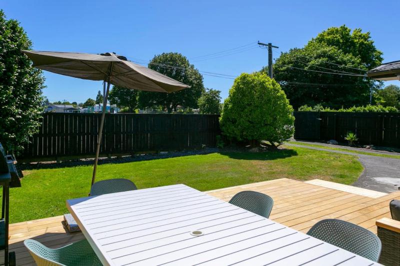 Serene Retreat With BBQ Deck Near Lake - image 30