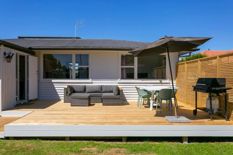 Serene Retreat With BBQ Deck Near Lake - image 8