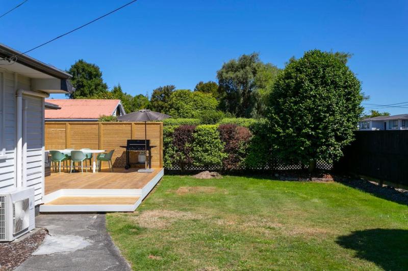 Serene Retreat With BBQ Deck Near Lake - image 20