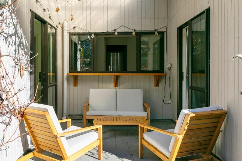 Shepherds Retreat - Cozy Group Stay With Air Con and Outdoor Dining - image 8
