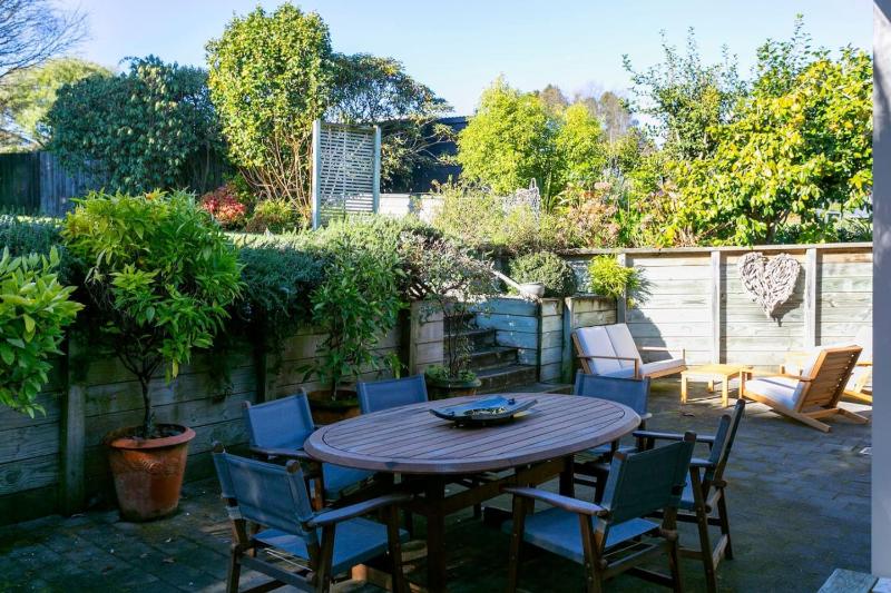 Shepherds Retreat - Cozy Group Stay With Air Con and Outdoor Dining - image 6