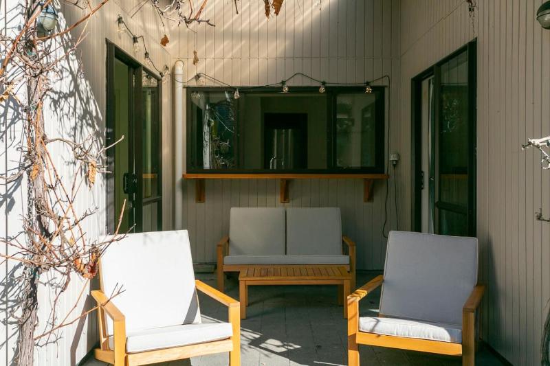 Shepherds Retreat - Cozy Group Stay With Air Con and Outdoor Dining - image 4