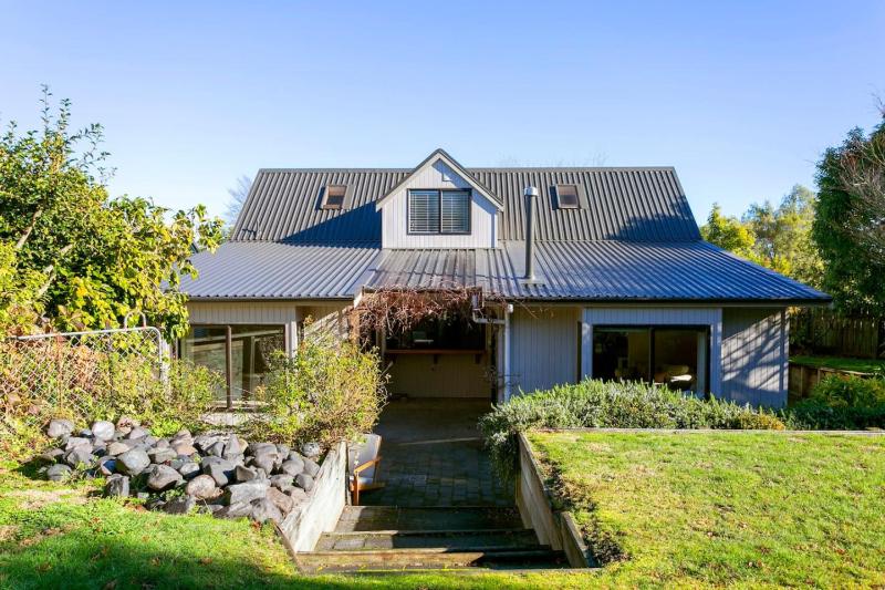 Shepherds Retreat - Cozy Group Stay With Air Con and Outdoor Dining - image 3