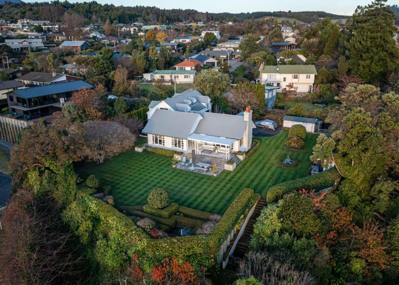 Norfolk House Luxury Villa With Spa and Lake Views - image 11