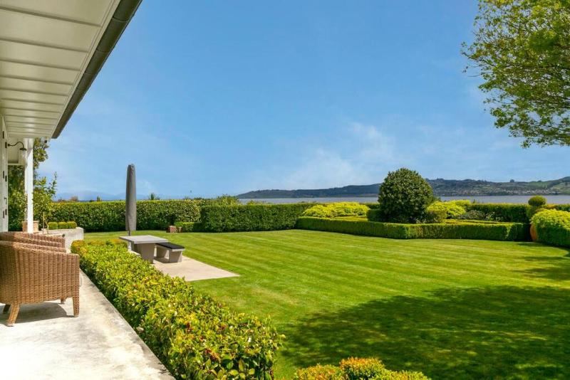 Norfolk House Luxury Villa With Spa and Lake Views - image 37