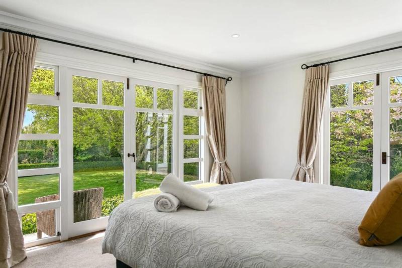 Norfolk House Luxury Villa With Spa and Lake Views - image 5