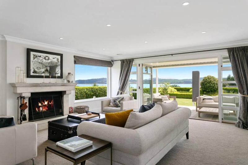 Norfolk House Luxury Villa With Spa and Lake Views - image 34