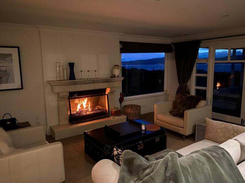 Norfolk House Luxury Villa With Spa and Lake Views - image 46