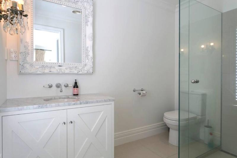 Norfolk House Luxury Villa With Spa and Lake Views - image 36