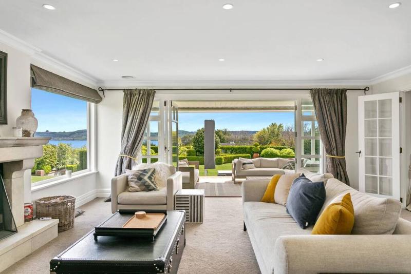 Norfolk House Luxury Villa With Spa and Lake Views - image 6