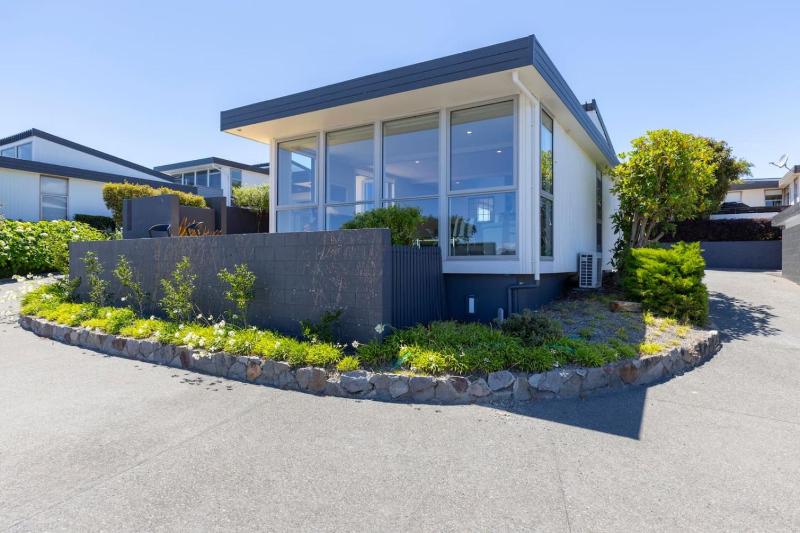 Lakeview Retreat With Private Geothermal Pool - image 7