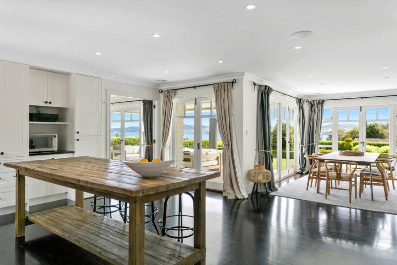 Norfolk House Luxury Villa With Spa and Lake Views - image 22