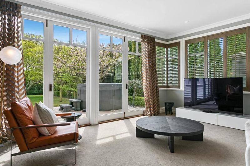 Norfolk House Luxury Villa With Spa and Lake Views - image 9