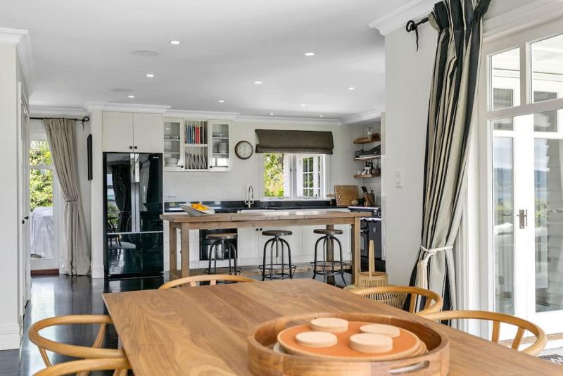 Norfolk House Luxury Villa With Spa and Lake Views - image 13