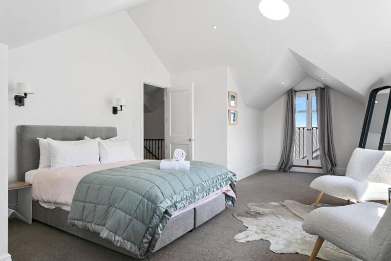 Norfolk House Luxury Villa With Spa and Lake Views - image 31