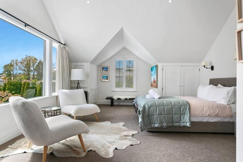 Norfolk House Luxury Villa With Spa and Lake Views - image 32