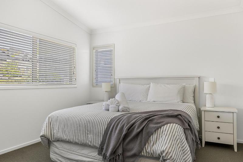 Villa at the Lake - Elegant 3BR Retreat Steps from Lake Taupō - image 1