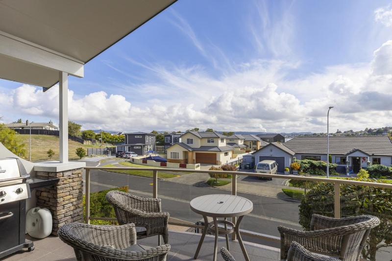 Villa at the Lake - Elegant 3BR Retreat Steps from Lake Taupō - image 10