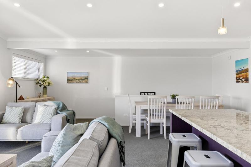 Villa at the Lake - Elegant 3BR Retreat Steps from Lake Taupō - image 29