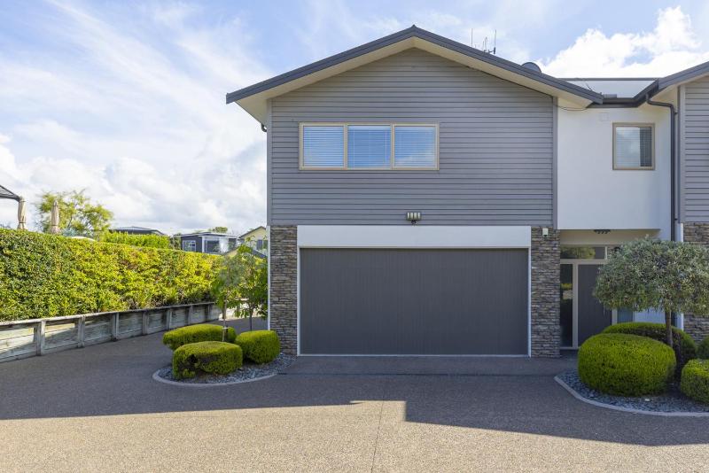 Villa at the Lake - Elegant 3BR Retreat Steps from Lake Taupō - image 13