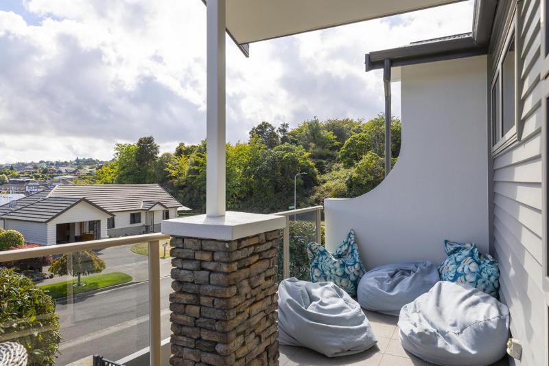 Villa at the Lake - Elegant 3BR Retreat Steps from Lake Taupō - image 12