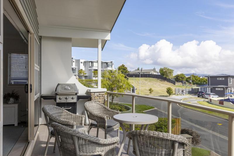 Villa at the Lake - Elegant 3BR Retreat Steps from Lake Taupō - image 7