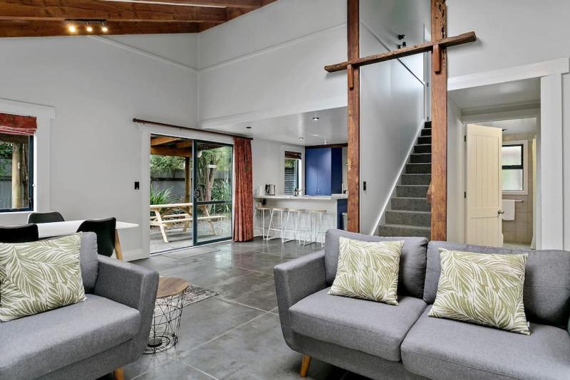 Central and Cozy 2BR Retreat With Parking and Free Wifi - image 1