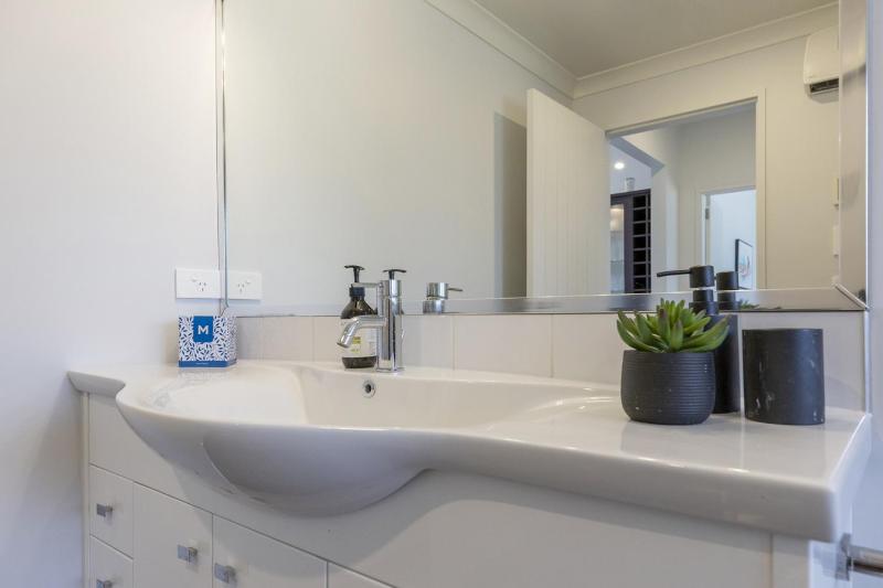 Villa at the Lake - Elegant 3BR Retreat Steps from Lake Taupō - image 34