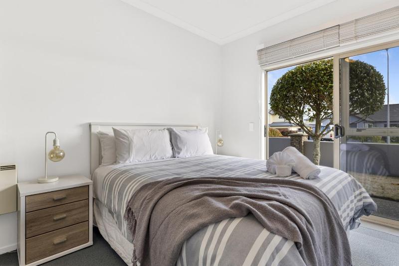 Villa at the Lake - Elegant 3BR Retreat Steps from Lake Taupō - image 26