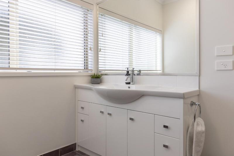 Villa at the Lake - Elegant 3BR Retreat Steps from Lake Taupō - image 2