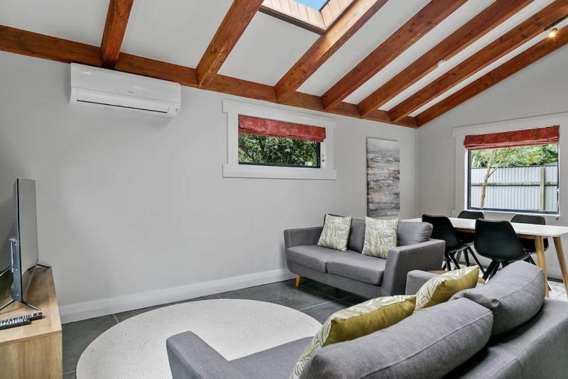 Central and Cozy 2BR Retreat With Parking and Free Wifi - image 7