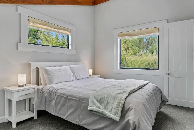 Central and Cozy 2BR Retreat With Parking and Free Wifi - image 12