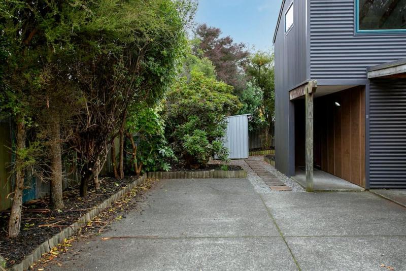 Central and Cozy 2BR Retreat With Parking and Free Wifi - image 4
