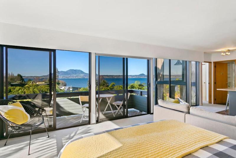 Lago Vista - Modern Private Retreat With Balcony and Lake Views - image 6