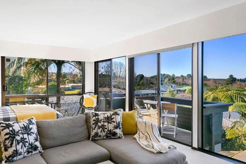 Lago Vista - Modern Private Retreat With Balcony and Lake Views - image 17