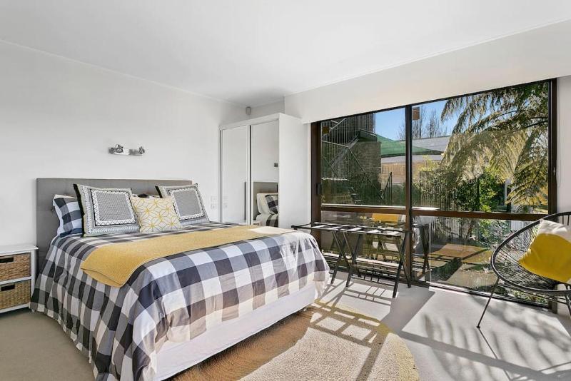 Lago Vista - Modern Private Retreat With Balcony and Lake Views - image 9