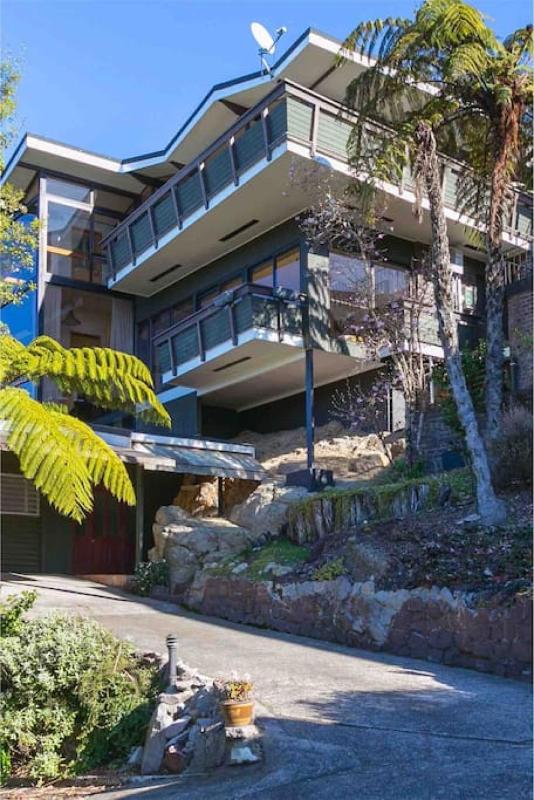 Lago Vista - Modern Private Retreat With Balcony and Lake Views - image 2