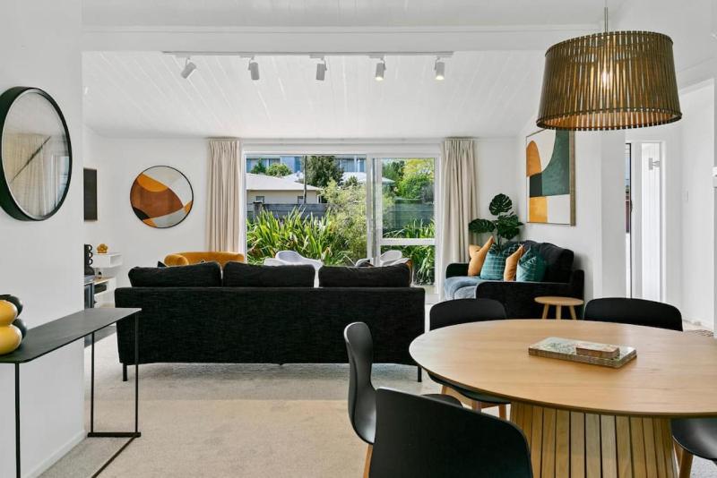 Central Stylish Taupo Retreat With BBQ and Private Garden - image 13