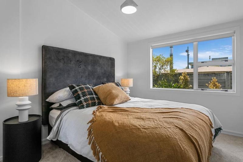Central Stylish Taupo Retreat With BBQ and Private Garden - image 14