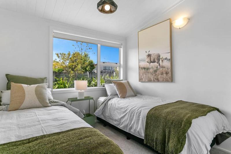 Central Stylish Taupo Retreat With BBQ and Private Garden - image 24